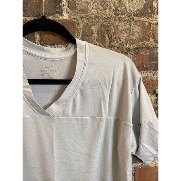 Nike Dri-Fit Light Gray V Neck Athletic Tshirt Women’s Size Medium - Picture 4 of 9